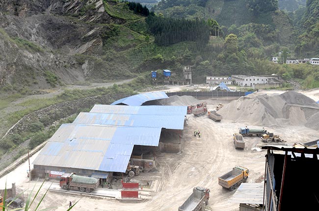 四川樂(lè)山市龍門(mén)溪礦業(yè)時(shí)產(chǎn)400噸石料生產(chǎn)線